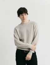 Sweater de punto inglés con escote redondo, manga larga y puños en punto canalé.