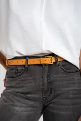 Cinto de cuero color marrón, con hebilla cuadrada dorada.