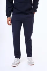 Pantalon deportivo de felpa, corte recto sin puños en los tobillos, con cintura elastizada y bolsillos laterales.