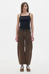 Musculosa negra de poliéster, viscosa y elastano, con breteles anchos.