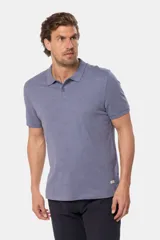 Remera polo azul con estampado de logos en todo el cuerpo, de corte clásico y manga corta.