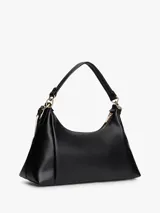 Cartera tipo hobo Tommy Hilfiger de acabado liso en color negro, con cierre de cremallera superior, asa corta de mano y correa tejida ajustable y extraíble en blanco y negro. Incluye detalle de logo metálico en relieve en la parte delantera y herrajes dorados.