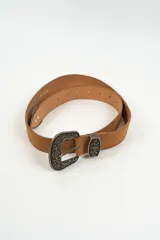 Cinturón de gamuza color tostado con hebilla y pasador metálicos de estilo western con detalles grabados en relieve.