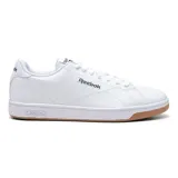 Championes Reebok Court Clean de cuero blanco con detalles en azul marino y suela de goma color caramelo.