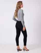 Jean modelo skinny de la marca DJeans, color azul oscuro. Presenta un diseño de tiro medio con cierre frontal y botón, además de bolsillos funcionales tanto en la parte delantera como en la trasera.