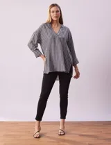 Blusa verde con rayas verticales blancas, cuello en V con botones y mangas 3/4 con puño y botón.