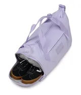 Bolso deportivo tipo duffel de la marca Jansport, color bordó, con doble asa de mano y correa ajustable para hombro. Cuenta con cierre principal, bolsillo frontal con cierre y logo de la marca aplicado.