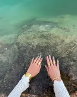 Anillo grueso de alpaca color plateado, con forma irregular y superficie texturizada.