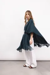 Ruana tejida en lana merino color ladrillo, con textura de punto grueso.