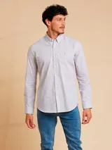 Camisa de manga larga con diseño de rayas finas verticales, cuello abotonado y cierre frontal con botones.