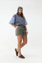 Short azul marino de corte clásico con cintura elástica fruncida y bolsillos laterales.