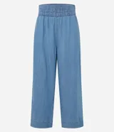 Pantalón pantacourt de tiro alto y corte ancho, confeccionado en liocel color celeste, con cintura elástica fruncida y perneras rectas.