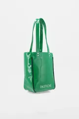 Bolso tipo tote de charol en color verde brillante, con doble asa de mano y detalle de ribetes en contraste. Presenta el nombre de la marca estampado en la parte inferior frontal y remaches metálicos en la base de las asas.