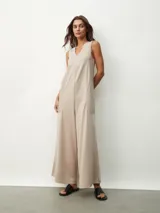 Mono largo azul marino, de corte holgado, con escote en V y bolsillos laterales.