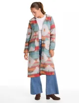 Cardigan largo con capucha, confeccionado en tejido estampado con diseño geométrico en tonos tierra, verde y rojo. Presenta frente abierto, mangas largas y bolsillos laterales.