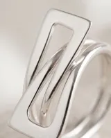 Anillo de plata 925 con diseño cruzado y elemento frontal rectangular satinado.