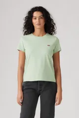 Remera verde claro de algodón con logo de Levi's en el pecho.