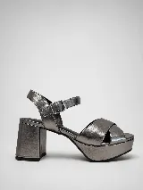 Sandalias de taco alto ancho con plataforma, color plateado metalizado, con tiras cruzadas en el empeine y tira al tobillo con hebilla ajustable.