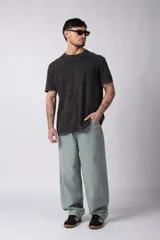 Remera de algodón con efecto gastado y acabado vintage, de corte semi oversize y cuello redondo.