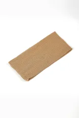 Vincha color camel de tejido acanalado.