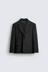 Blazer de corte regular confeccionado en tejido con lana, con cuello de solapas de muesca, cierre frontal de un botón, bolsillos con solapa en la cadera y bolsillo de vivo en el pecho.