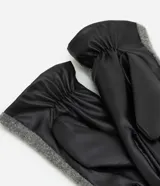 Guantes femeninos de diseño bicolor, combinando una cara de tejido gris texturizado con una cara de cuero sintético (PU) negro. Presentan un diseño elegante y funcional, ideal para la temporada de invierno.