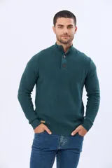 Buzo tejido texturado color verde oscuro, con cuello alto y cierre parcial de tres botones. Tiene mangas largas y un pequeño detalle de etiqueta marrón en el dobladillo inferior.