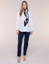 Pashmina de acabado satén de la marca Jessica Mc Clintock, con diseño estampado bicolor en blanco y negro.
