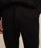 Pantalón de corte recto confeccionado en tejido de algodón, con cintura elástica ajustable mediante lazo y bolsillos laterales.