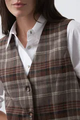 Chaleco de sastrería con estampado de cuadros en tonos tierra, diseño estructurado con escote en V y cierre frontal con botones.
