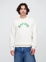 Buzo deportivo Gap color crudo, de corte recto, con cuello redondo y logo Gap NYC estampado en verde.