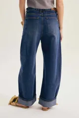 Jean de denim celeste con lavado claro y efecto desteñido, de tiro alto y corte ancho con dobladillo vuelto en los tobillos.