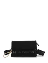 Cartera tipo bandolera de color negro con solapa frontal y logo de la marca estampado. Incluye una correa ajustable con detalles de letras y un tirador decorativo en color beige.