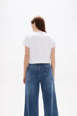 Top cropped de cuello redondo y manga corta, con ajuste al cuerpo.