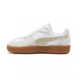 Championes Puma modelo Palermo, con diseño retro de perfil bajo. Presentan una combinación de cuero blanco y gamuza en tonos claros, con detalles en rosa pálido y una suela de goma color caramelo. Incluyen el logo de la marca en dorado en el lateral.