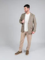 Zapato de vestir estilo derby marca Hush Puppies, confeccionado en cuero color marrón con suela de EVA en tono beige. Presenta cordones al tono y detalle de logo grabado en el lateral.