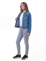 Chaqueta de jean clásica en color azul índigo, con cierre frontal de botones metálicos, cuello camisero, bolsillos superiores con solapa y botones, y bolsillos laterales.