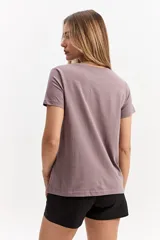 Remera básica de manga corta y cuello redondo, color lila, de corte regular y diseño liso.