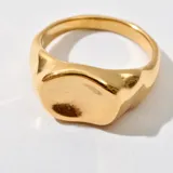 Anillo dorado con forma de sello.