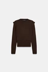 Jersey de punto color marrón oscuro, con cuello redondo, manga larga y hombreras con pliegues.