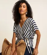 Blusa de viscolino a rayas verticales azul marino y blanco, con escote en V cruzado, mangas cortas y cinturón de cuerda en la cintura.