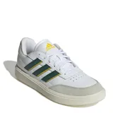 Championes urbanos Adidas modelo Urban Courtblock, de color blanco con detalles en verde oscuro, amarillo y gris. Presentan un diseño de inspiración tenística con puntera reforzada en gamuza gris, las icónicas tres tiras laterales en verde con bordes amarillos y el logo de la marca en la lengüeta.