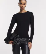 Suéter femenino de punto con textura acanalada, cuello barco y mangas largas. Presenta un diseño básico y versátil con acabado en puños y ruedo acanalados.