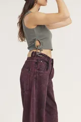 Top corto sin mangas color verde oliva, con textura acanalada y cordones ajustables a los costados.