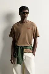 Camiseta regular fit de color marrón, con cuello redondo, manga corta y texto bordado a contraste en el pecho.