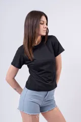 Remera ajustada de manga corta, color amarillo vibrante, con cuello redondo. Presenta un pequeño detalle de etiqueta negra en la manga derecha.