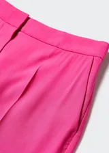 Pantalon de vestir recto con diseño crop, confeccionado en tejido fluido con detalle de pinzas frontales. Cuenta con dos bolsillos laterales, dos bolsillos de ribete en la parte posterior y cierre oculto de botón, gancho y cremallera.