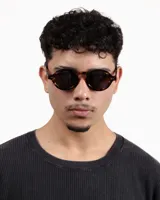 Lentes de sol redondos con montura de carey y lentes oscuros.