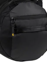 Bolso tipo duffel de Caterpillar en color negro, con detalles en amarillo y tiras ajustables. Cuenta con múltiples compartimentos, correas acolchadas y espacio para laptop.