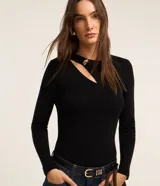 Blusa negra de punto acanalado, con mangas largas, cuello redondo con detalle metálico dorado y abertura asimétrica en el hombro.